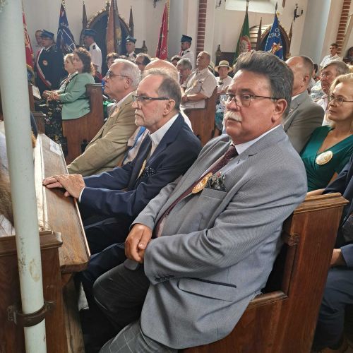 zdjęcie siedzących w ławach uczestników mszy w kościele