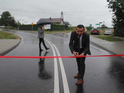 Symboliczne przecięcie wstęgi przez Członka Zarządu Powiatu Golubsko-Dobrzyńskiego Pana Sławomira Rożka